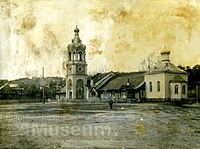 1917 Ansicht der Turnhalle, ein Aufseher davorstehend.