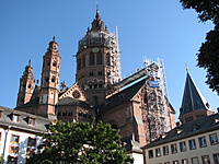 Mainco šv. Martyno Katedra (Mainzer Dom, Martinsdom, Der Hohe Dom zu Mainz). Katedra inauguruota 1009 m., tais pačiais metais, kada pirmą kartą buvo paminėtas Lietuvos vardas.