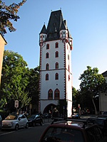 Medžio Bokštas (Holzturm), vienas iš trijų išlikusių viduramžių Mainco miesto sienos bokštų (1).