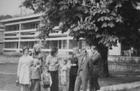 1981. Grupė poilsiautojų Nidoje prie
žemdirbių poilsio namų "Dobilas".