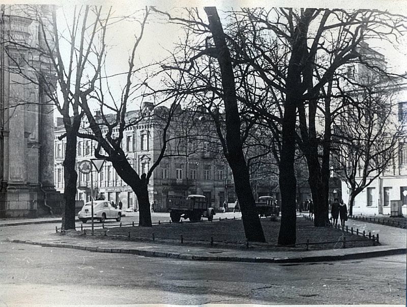 Click image for larger version

Name:	Kaunas.Prie Soboro 196X.jpg
Views:	703
Size:	144,9 kB
ID:	1620017