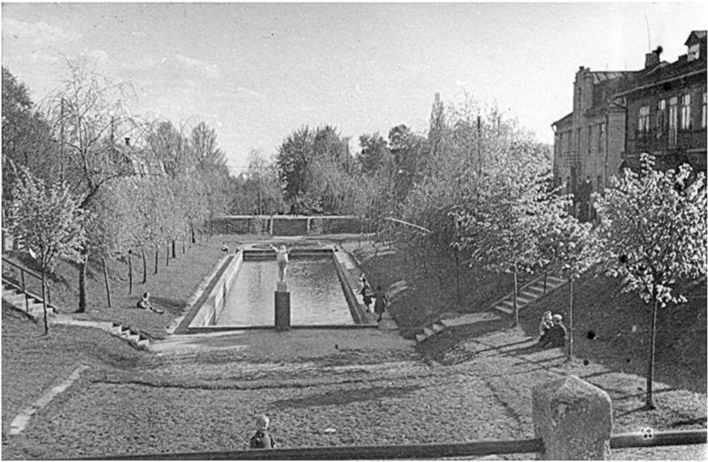 Click image for larger version

Name:	Kaunas.Kauko laiptu baseinas 1953.jpg
Views:	852
Size:	96,1 kB
ID:	1628877