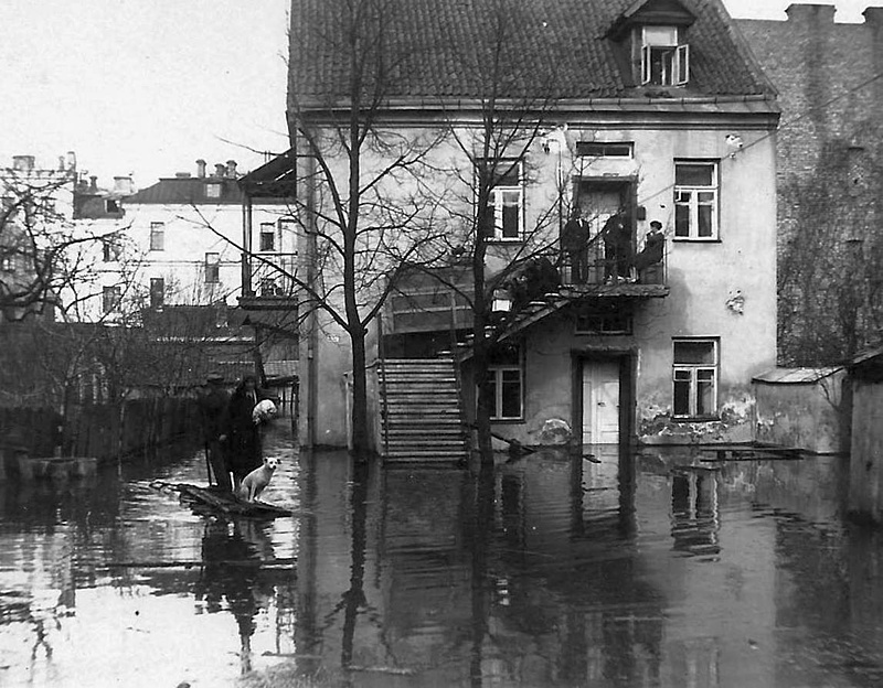 Click image for larger version

Name:	Vilnius.Potvynis 1931.Apsemtas senamiesčio kiemas.jpeg
Views:	550
Size:	156,1 kB
ID:	1697134