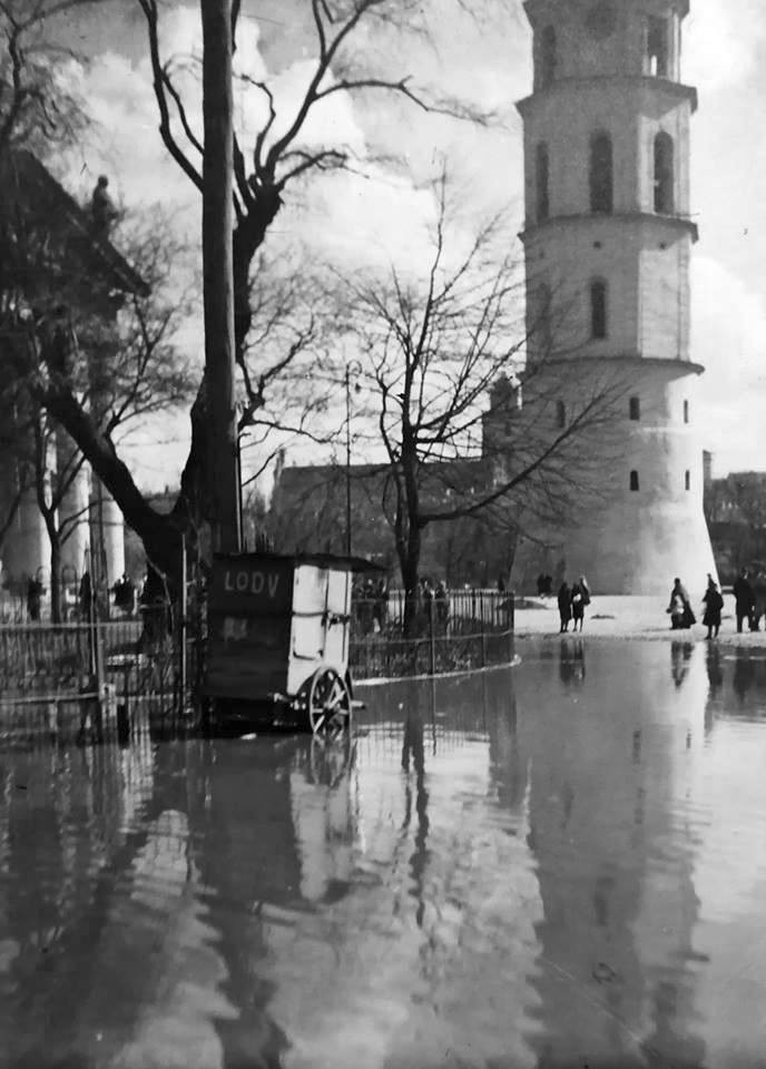 Click image for larger version  Name:	Vilnius.Potvynis 1931. katedros aikštė.jpeg Views:	1 Size:	88,7 kB ID:	1697788