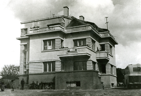 Click image for larger version

Name:	Raseiniai.Autobusu stotis 1937 m..jpg
Views:	427
Size:	117,6 kB
ID:	1707807