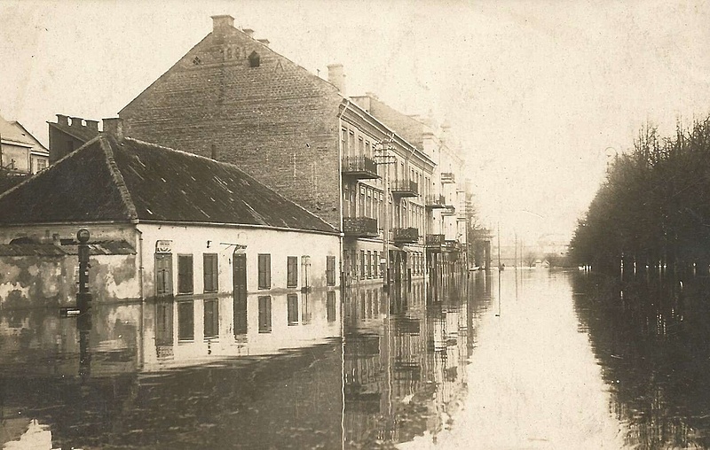 Click image for larger version

Name:	Vilnius.Potvynis..1931.5.jpg
Views:	428
Size:	320,8 kB
ID:	1709049