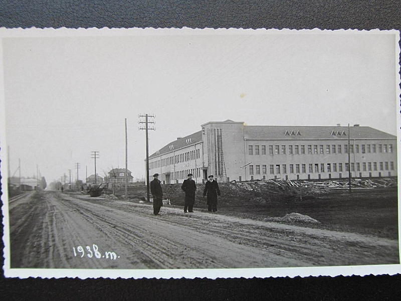 Click image for larger version

Name:	Ukmergė.Amatų mokykla.1938.jpg
Views:	1172
Size:	319,6 kB
ID:	1772441