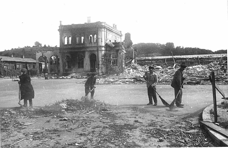 Click image for larger version

Name:	Kaunas.Gelež.stoties aikštė 1944.08.04 photo.rgakfd.ru.jpg
Views:	1447
Size:	142,0 kB
ID:	1819837
