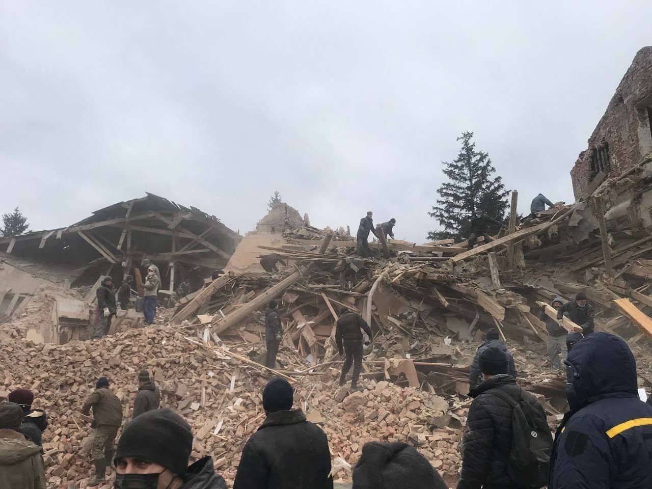 Click image for larger version

Name:	FMxUw1-UcAM6P6L?format=jpg&amp;name=large.jpg
Views:	409
Size:	159,4 kB
ID:	1953166