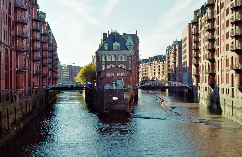 Click image for larger version

Name:	Freie_und_Hansestadt_Hamburg_(7256228590).jpg
Views:	798
Size:	302,4 kB
ID:	2021767