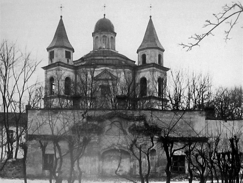 Click image for larger version  Name:	A2-Trinitorių-bažnyčia-su-šventoriaus-vartais.-XX-a.-pr-Šie-vartai-nugriauti-sovietmečiu-teritorijoje-įsikūrus-kariškiams..jpg Views:	4 Size:	136,9 kB ID:	2099107