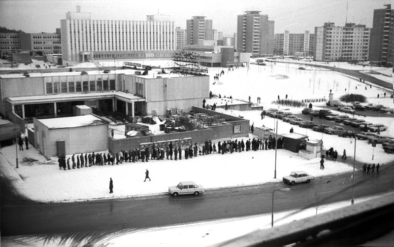 Click image for larger version

Name:	Vilnius. Viršuliškės. Eilė prie ką tik atvežtos spaudos 1991.01.14 efoto.lt.jpg
Views:	172
Size:	105,5 kB
ID:	2224491