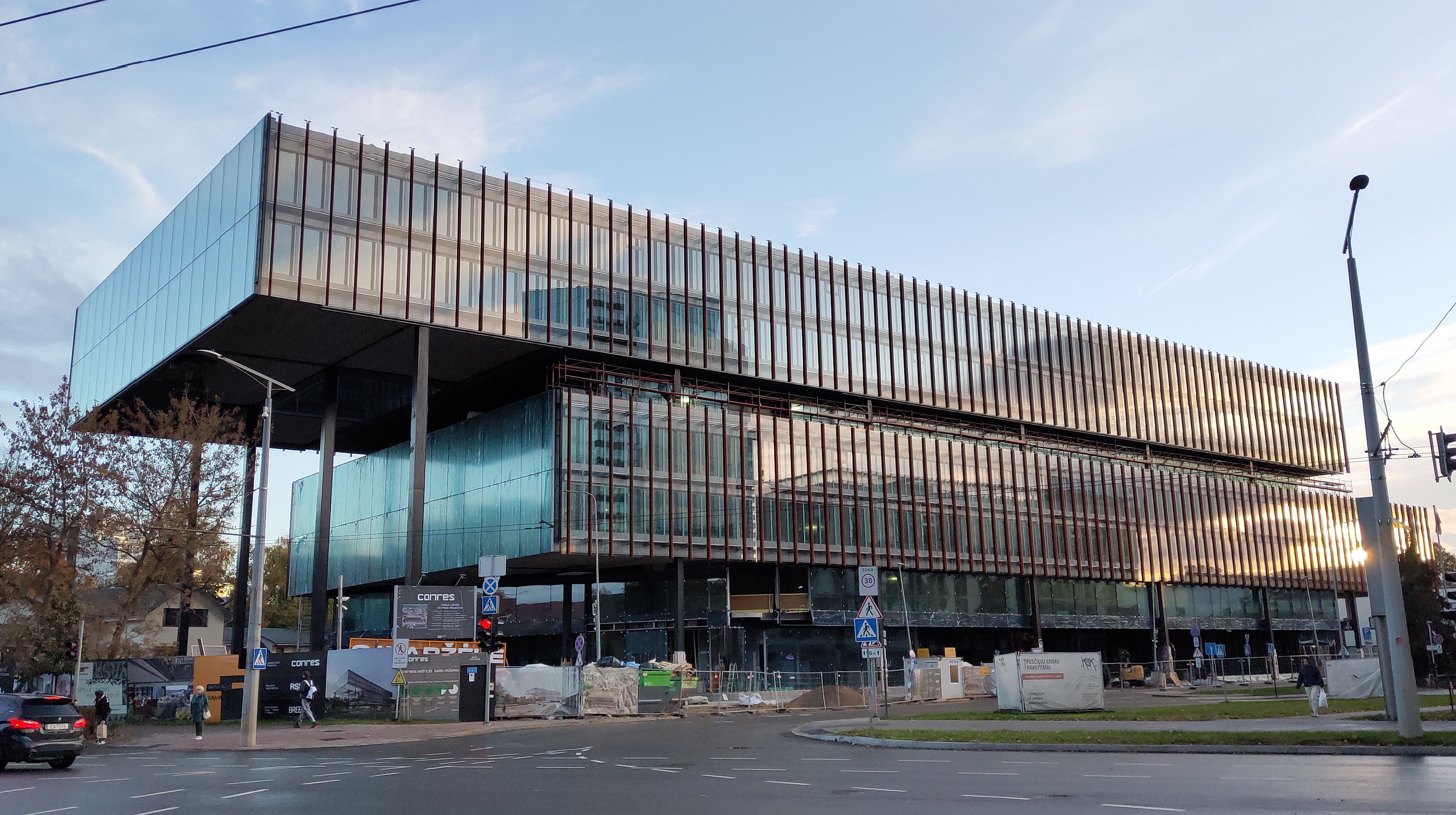 Click image for larger version

Name:	P51013-175223.jpg
Views:	1095
Size:	1,33 MB
ID:	2224959