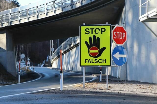 Click image for larger version

Name:	falsch.jpg
Views:	518
Size:	55,5 kB
ID:	2239083