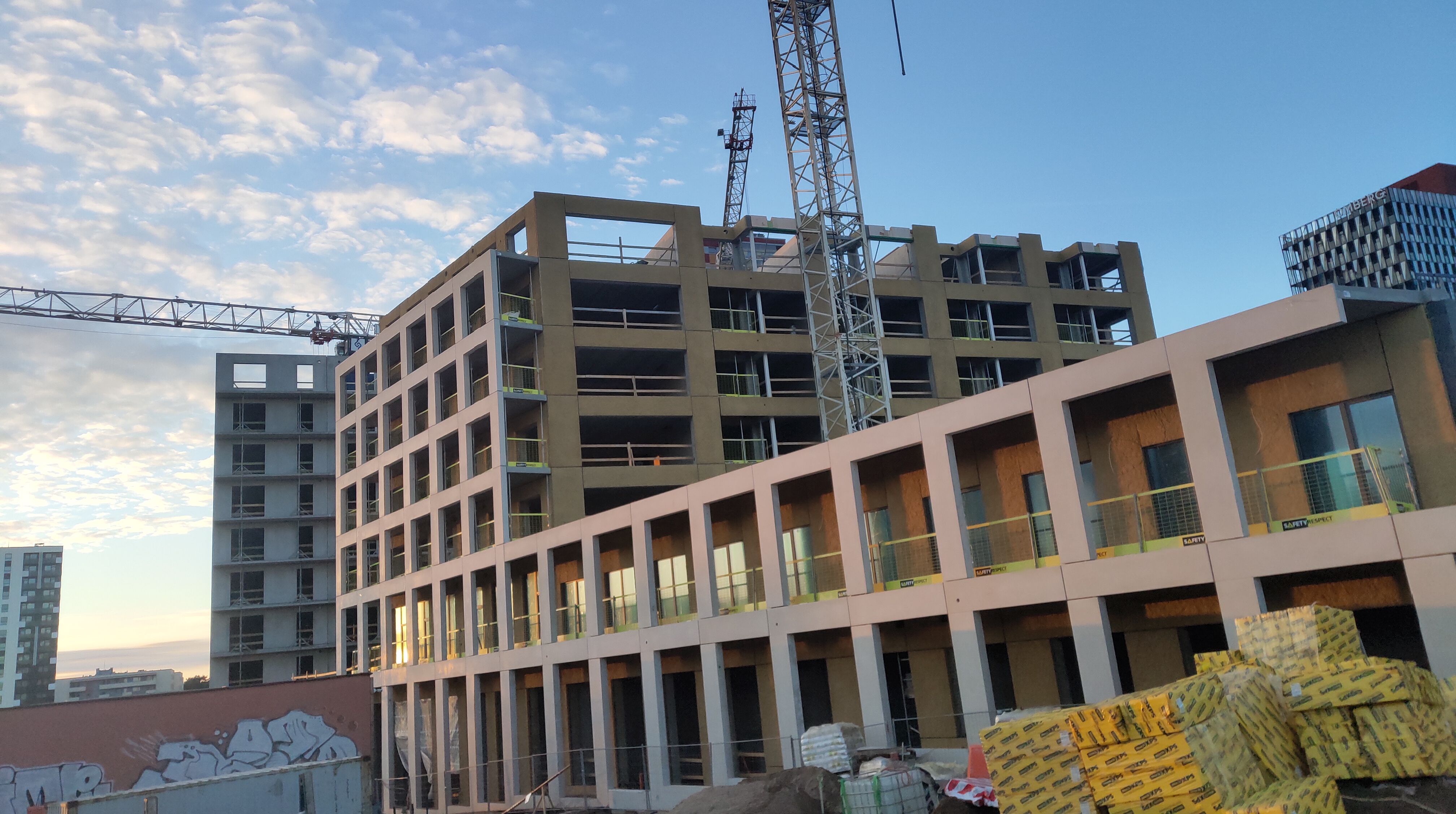 Click image for larger version

Name:	P60303-174025.jpg
Views:	104
Size:	1004,2 kB
ID:	2244350