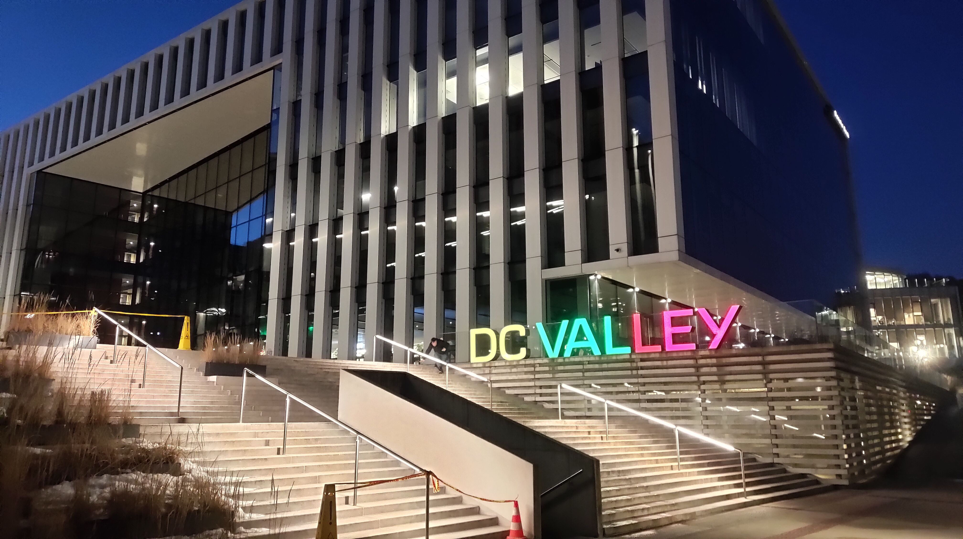 Click image for larger version

Name:	P60308-185335.jpg
Views:	235
Size:	918,8 kB
ID:	2245100