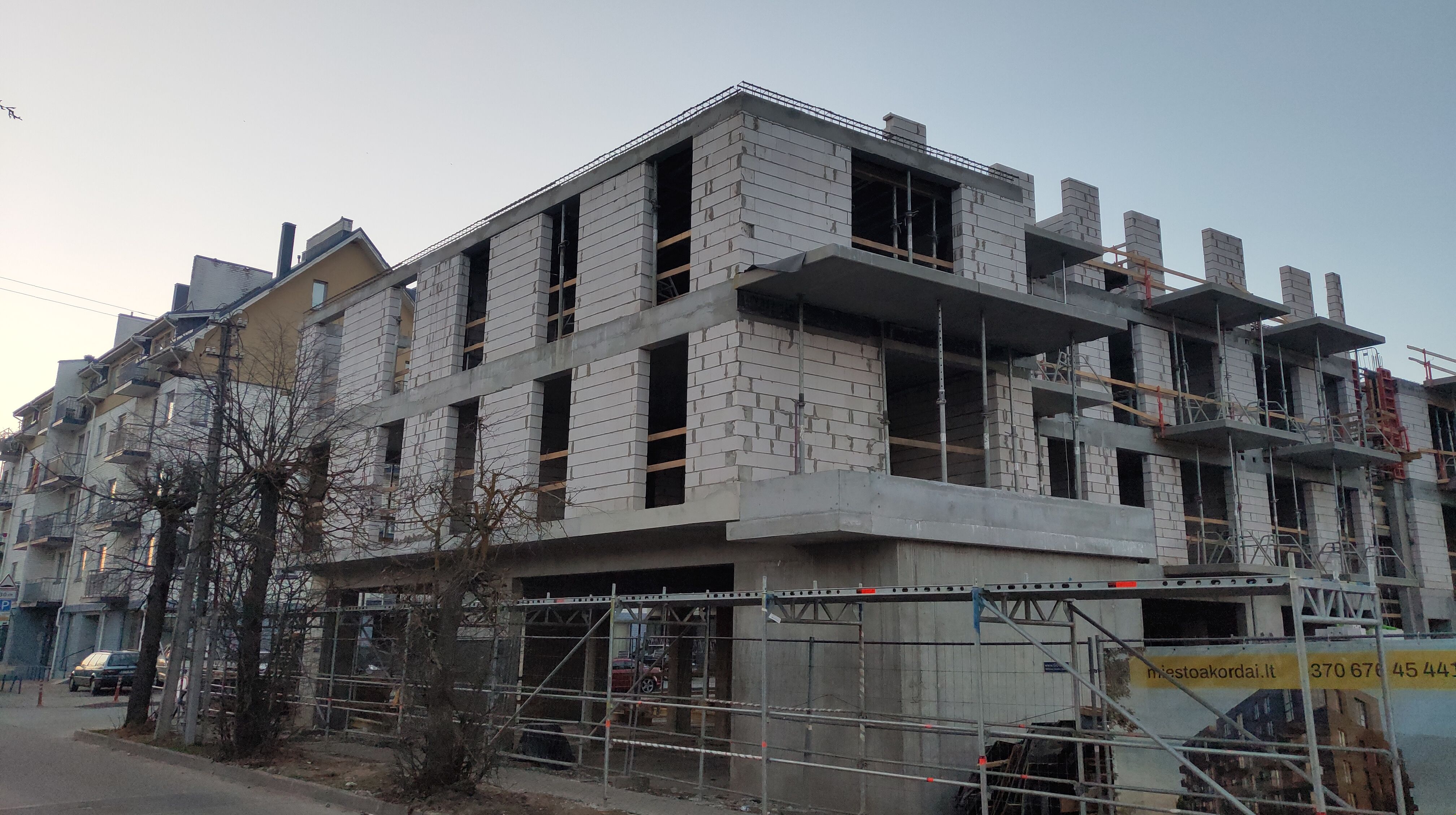 Click image for larger version

Name:	P60321-182806.jpg
Views:	244
Size:	1,19 MB
ID:	2247303