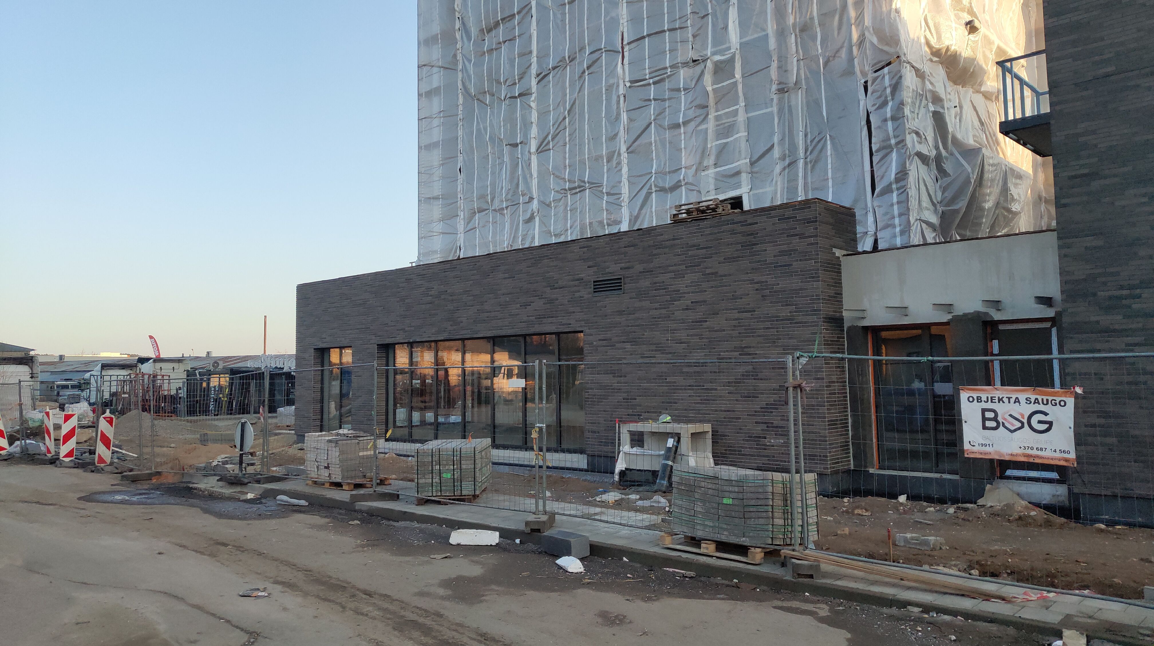 Click image for larger version

Name:	P60315-172600.jpg
Views:	84
Size:	1,21 MB
ID:	2247378