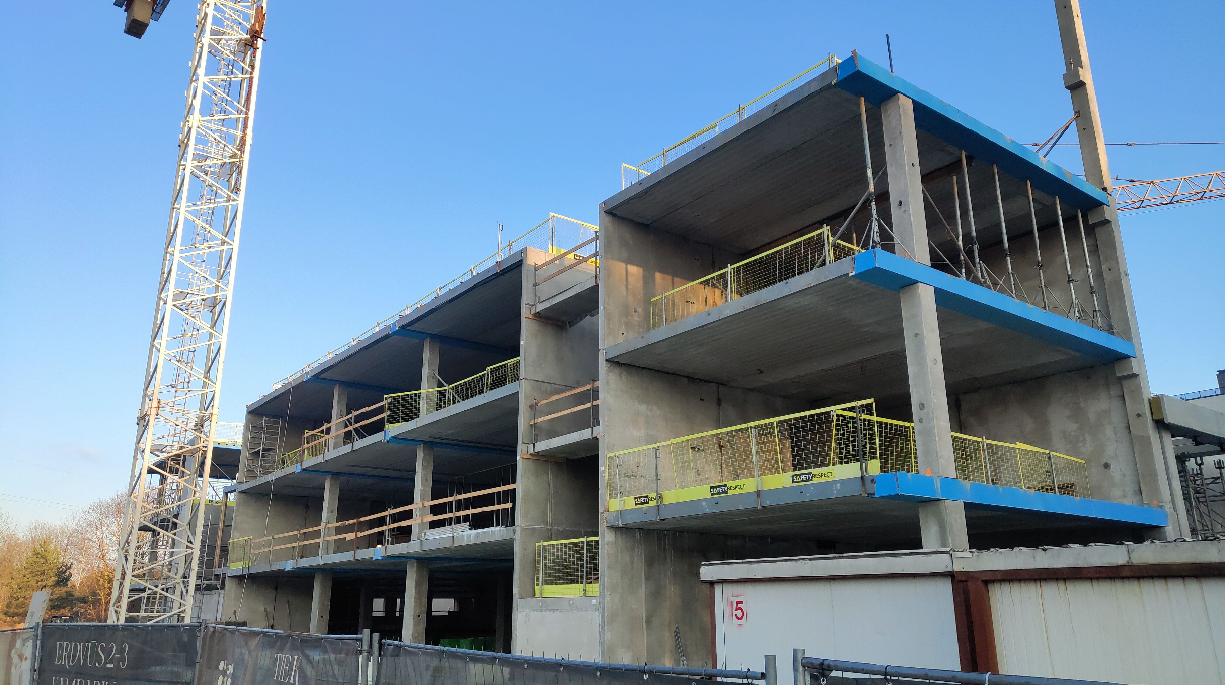 Click image for larger version

Name:	P60321-172851.jpg
Views:	171
Size:	1,07 MB
ID:	2247711