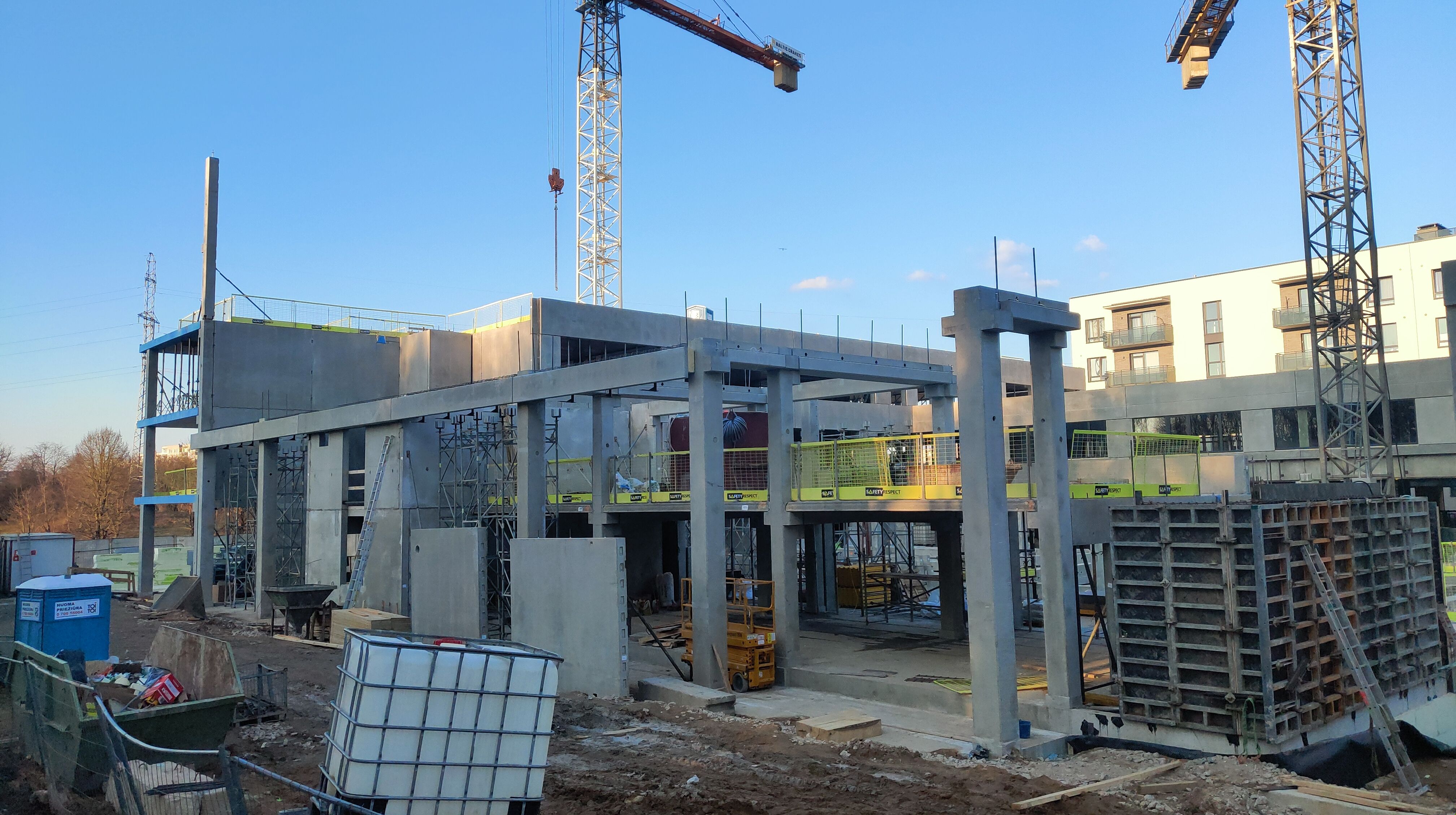 Click image for larger version

Name:	P60321-172808.jpg
Views:	172
Size:	1,18 MB
ID:	2247713