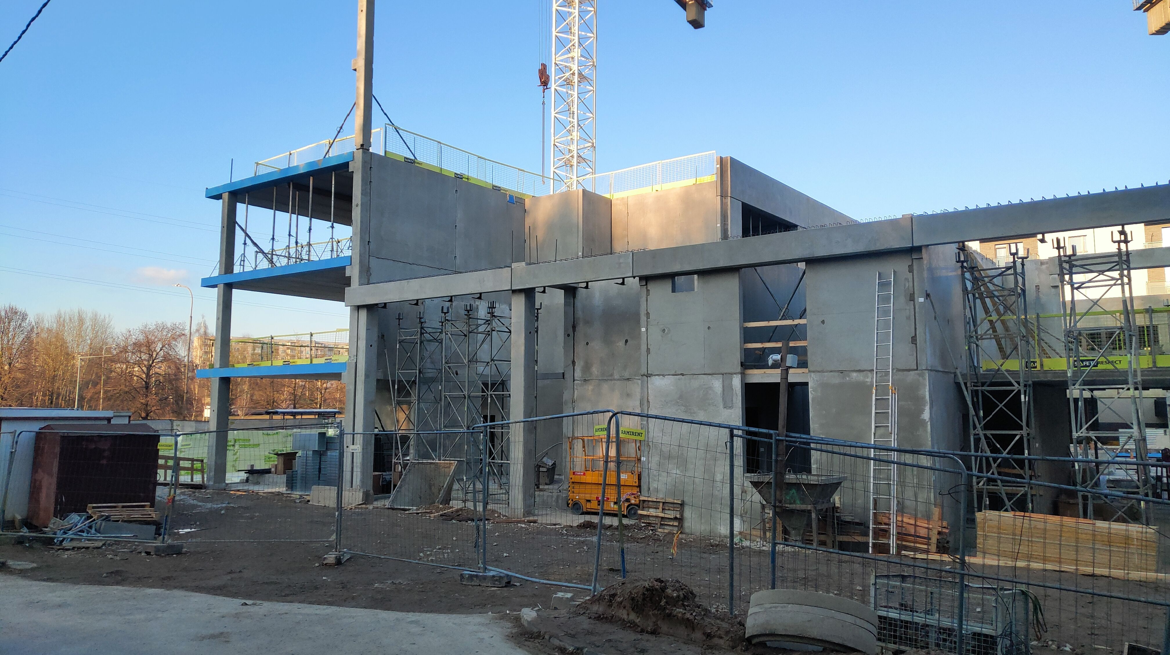 Click image for larger version

Name:	P60321-172823.jpg
Views:	172
Size:	1,21 MB
ID:	2247714