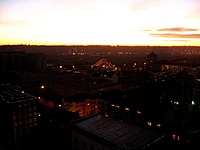 Apšviestas pėsčiųjų tiltas į Nemuno salą.