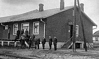 Joniškio geležinkelio stoties muitinė apie 1930 m. Tarnautojai prie konfiskuotų prekių.