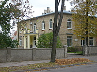 700